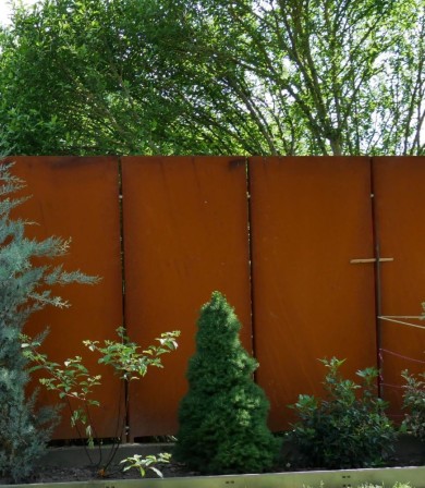 Tout Savoir sur les Panneaux Brises Vues en Métal : Avantages, Installation et Entretien
